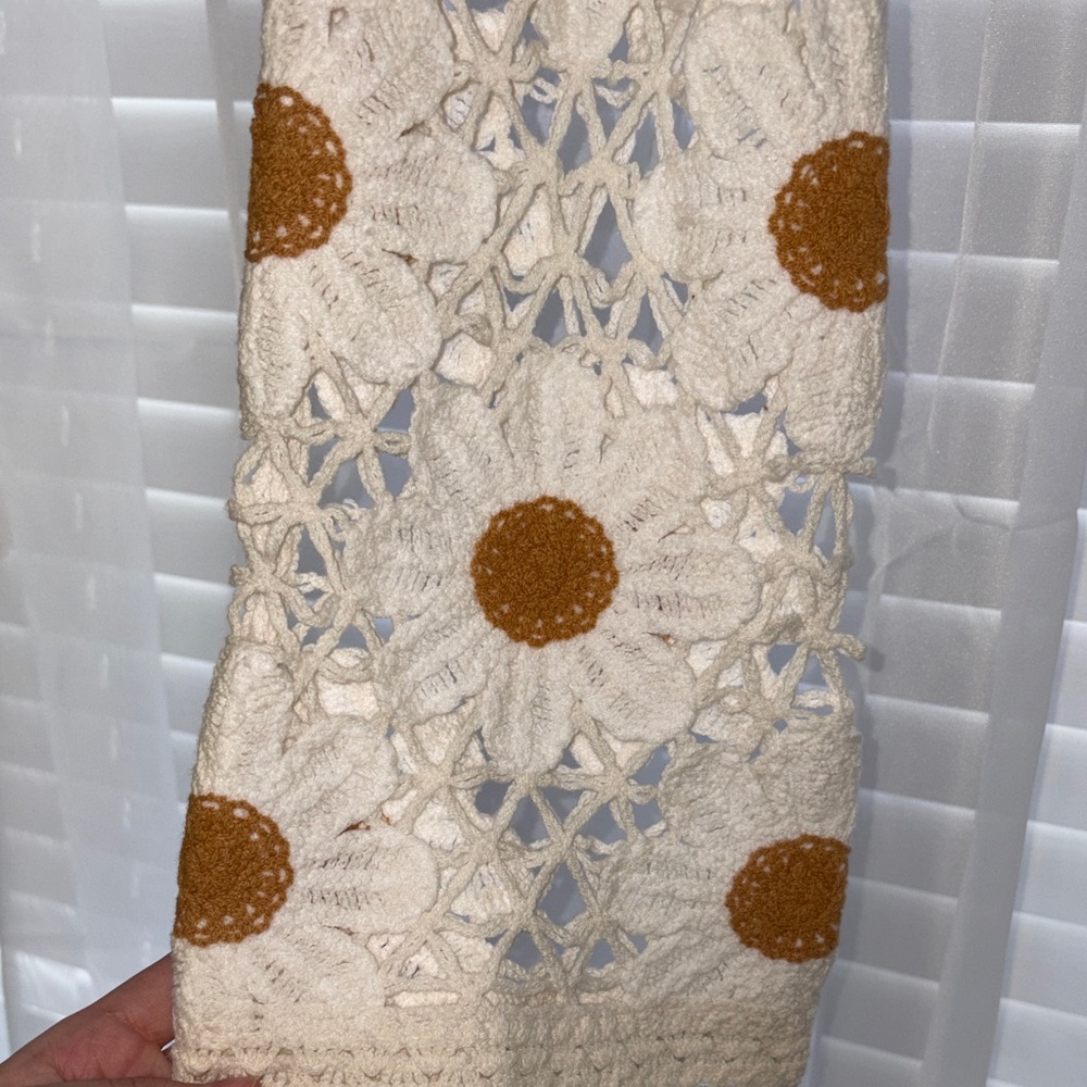 Crochet Floral Crop Top - Picture 3 of 4